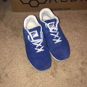 NIKE AIR MAX athletic shoes // size 8